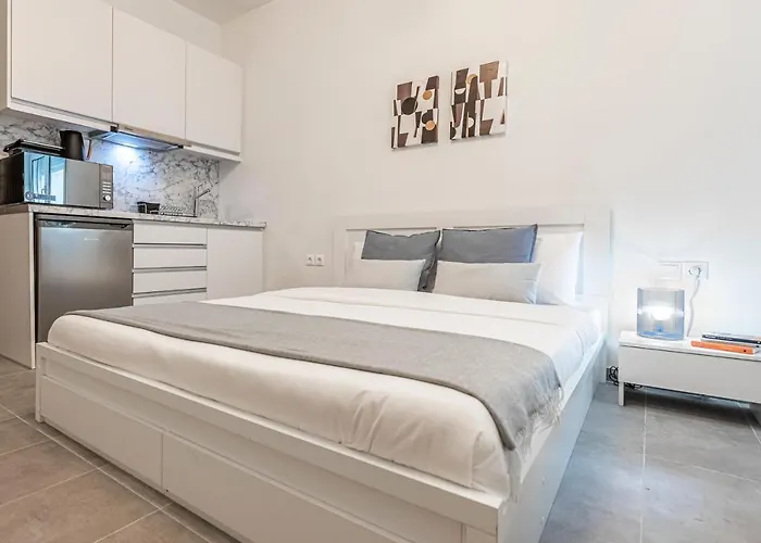 Phaedrus Living: City Center Executive Flat Stadiou