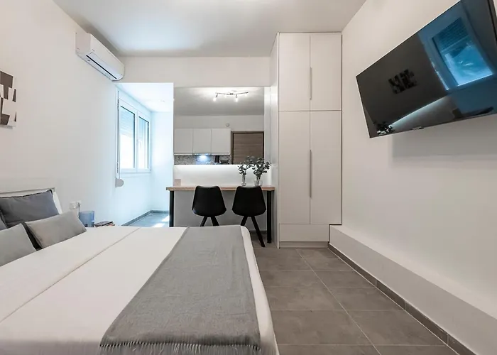 Phaedrus Living: City Center Executive Flat Stadiou